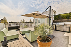 Modern deck design by deck builder on Long Beach Island